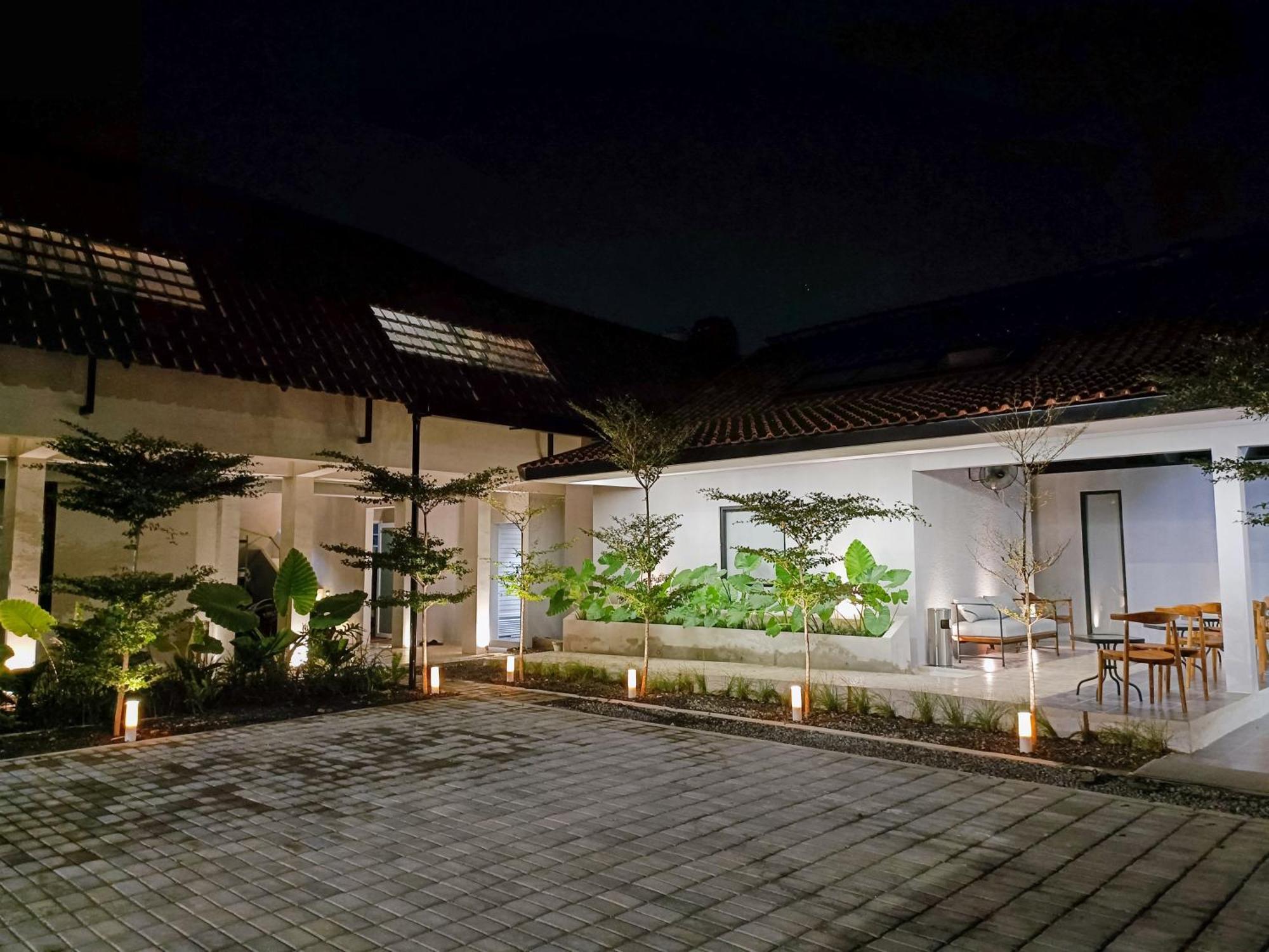 Fx Stay & Coffee Yogyakarta Exterior photo